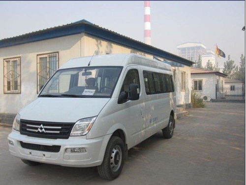 新疆15座、17座、18座旅游包車全指南